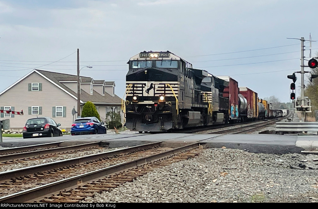 NS 4258 leads train symbol 19G westbound at Lyons Station